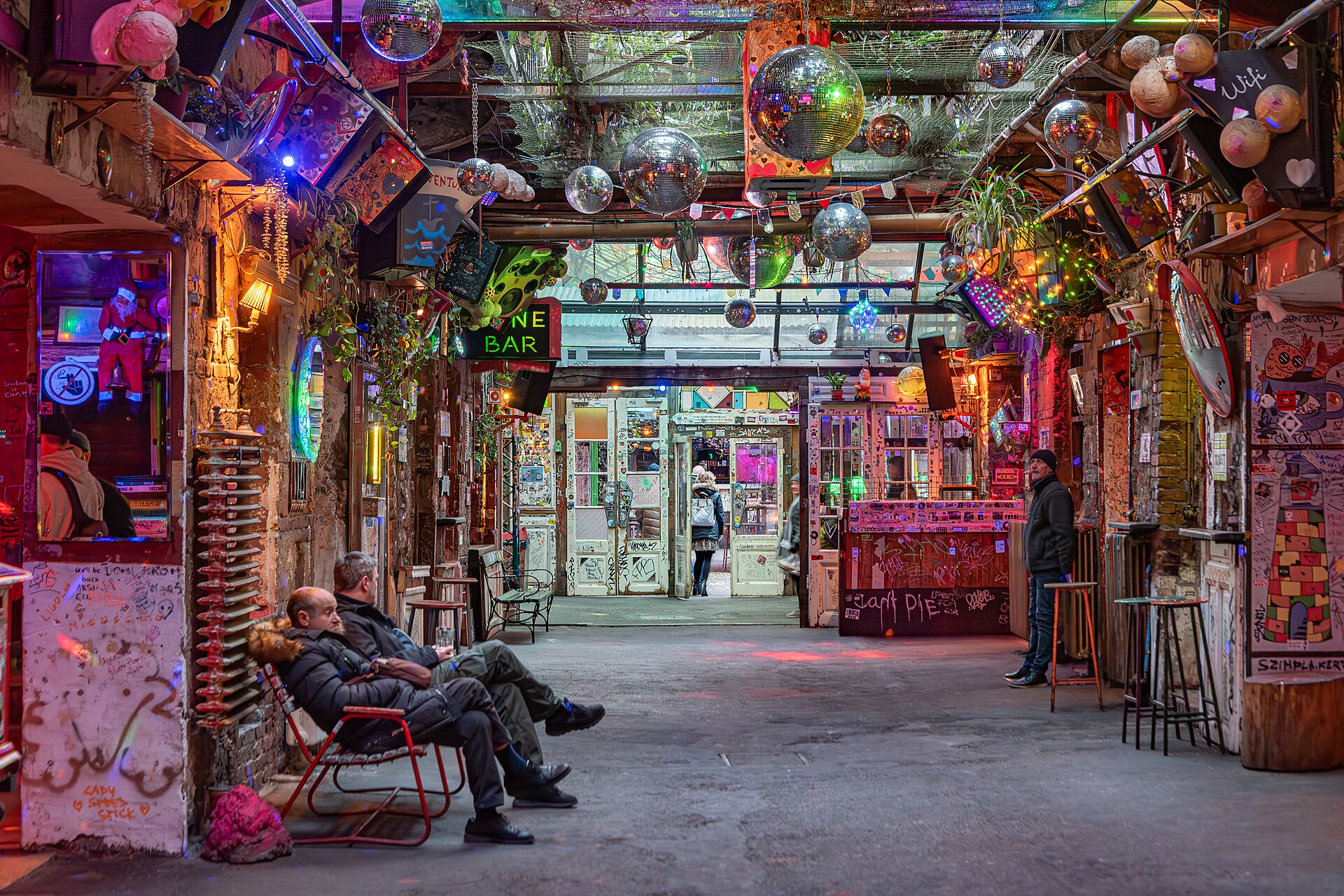Budapest Ruin Bars & Bath Parties — photo 2