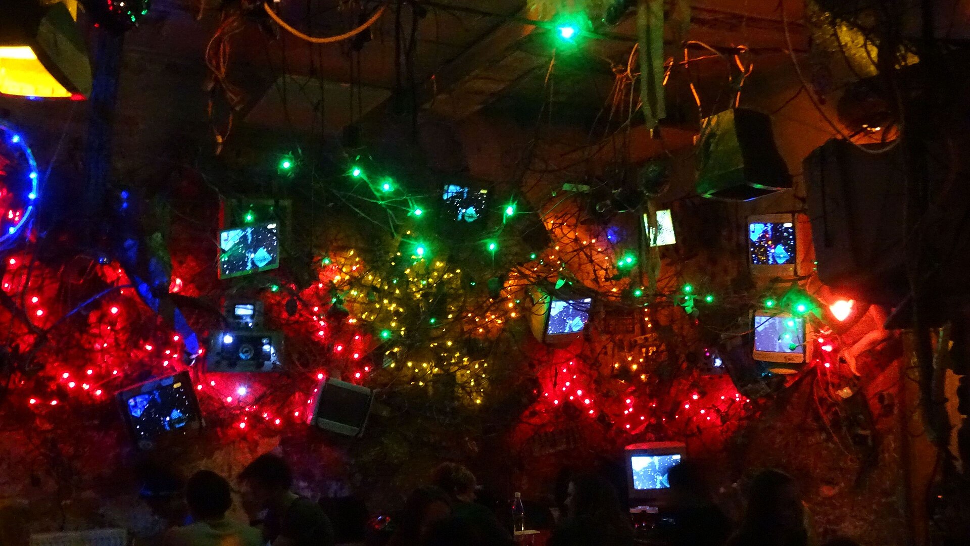 Budapest Ruin Bars & Bath Parties — photo 4