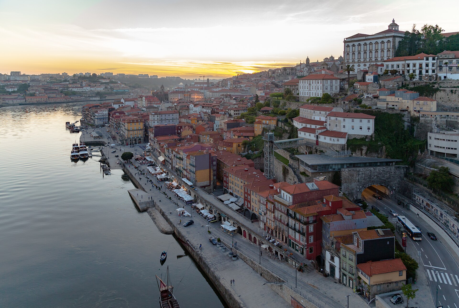 Porto & Douro: Cellars, Tiles & Table Wine — photo 3