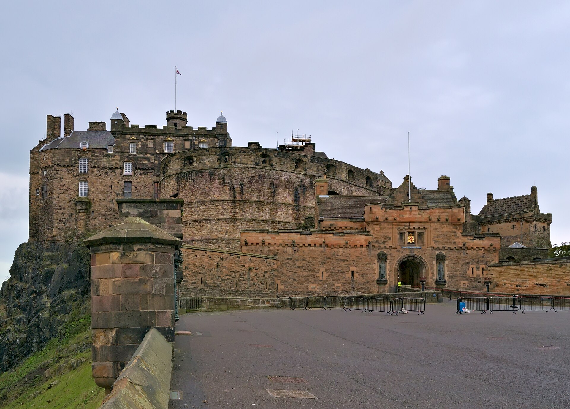 Edinburgh Festival Nights & Old Town Buzz — photo 2